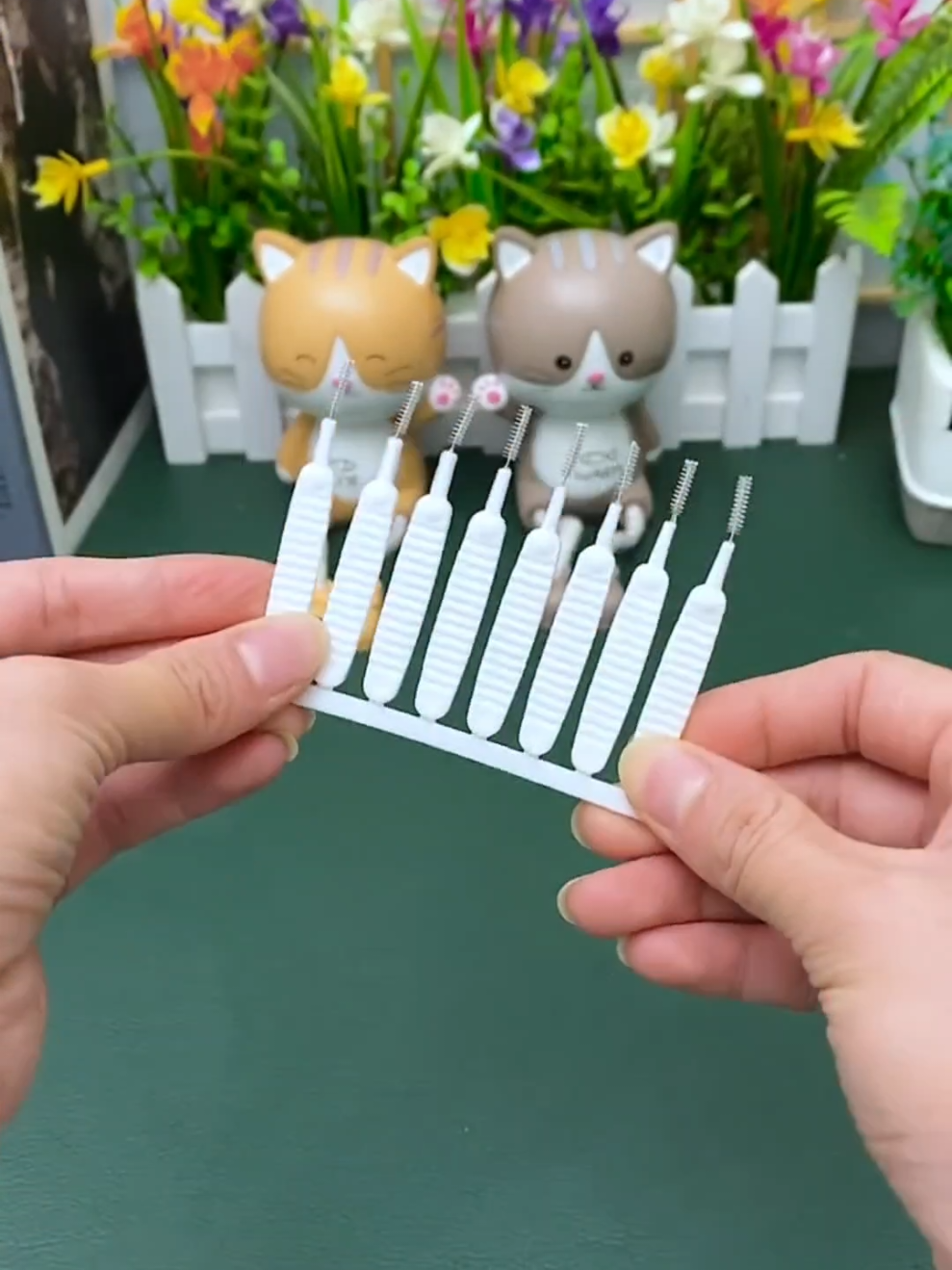 🧼🚿 Transforme seu banho em um momento de relaxamento total! Esse kit de escovas multifuncionais desentope chuveiros, limpa cantinhos difíceis e ainda é super portátil. 👉 Clique em “Comprar Agora” e nunca mais sofra com banho fraco! #banhorelaxante #chuveiro #limpezafácil #banhoquente #higiene 