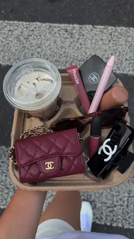That’s what I need for the day #bagtok #fyp #foryoupage #girlythings #whatsinmybag #chanelwallet #wallet #cutebag #minibag 