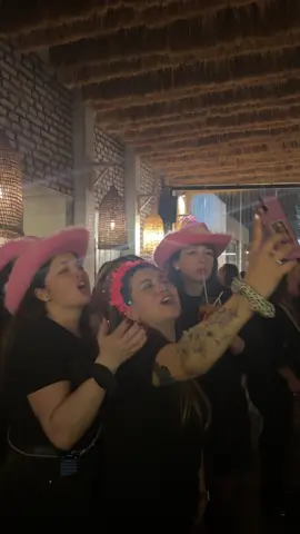 🎤 Esa canción que te rompe por dentro… en Bar Margarita se canta con fuerza, con amigas y una copa en alto. 🍸 Aquí no lloramos por amores perdidos… ¡los celebramos con risas, shots y mucho despecho! 💃🔥 🎶 DJ + SHOW EN VIVO todas las noches 📍 Constitución 36, Patio Bellavista – STGO 🕔 Desde las 17 hrs | Lunes a Domingo ✨ Dress code: Semi formal 📲 Reserva en @barmargarita.cl 💋 No somos terapia de desamor… somos la fiesta que lo supera. #BarMargarita #ElTemploDelDespecho #SantiagoDeChile #Bellavista #NocheDeAmigas 