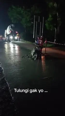 Kamis malam sekira pukul 22.00 WIB di perbaikan Jalan titik Medini Undaan Kudus.