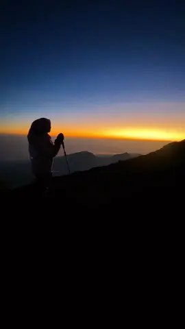 Di balik panjangnya Letter E ternyata ada keindahan yang selalu menunggu bahkan menemani mata selama perjalanan menuju puncaknya ❤️ #gunungrinjani #sevensummits #lettererinjani #rinjani #rinjanimountain 