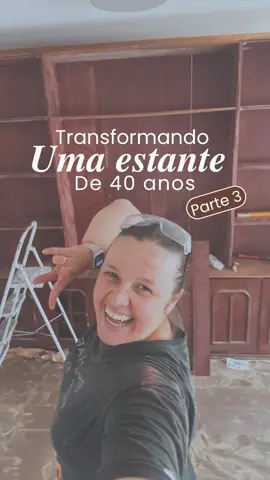 🙌🏼 Parte 3 - transformando a estante!  Quem diria que uma estante de 40 anos e apenas R$300 poderia ficar assim?  🪚 Hoje lixamos, colocamos o fundo e… ela já tomou forma!  🤩 Cada detalhe me faz acreditar mais que esse DIY vai ficar melhor que a inspiração 😱 #DIY #reforma #MóvelGarimpado #apartamento  #creatorsearchinsights 