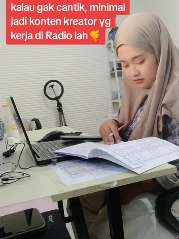 ✨ Kalau gak cantik-cantik amat, ya minimal jadi konten kreator kece di radio dong 🤭🎙️ Soalnya di balik suara & konten, yang penting itu ide & karya. Cantik bisa pudar, tapi konten yang bagus bakal abadi 😉 #RadioLife #ContentCreator #KerjaDiRadio #BehindTheMic #superradio 