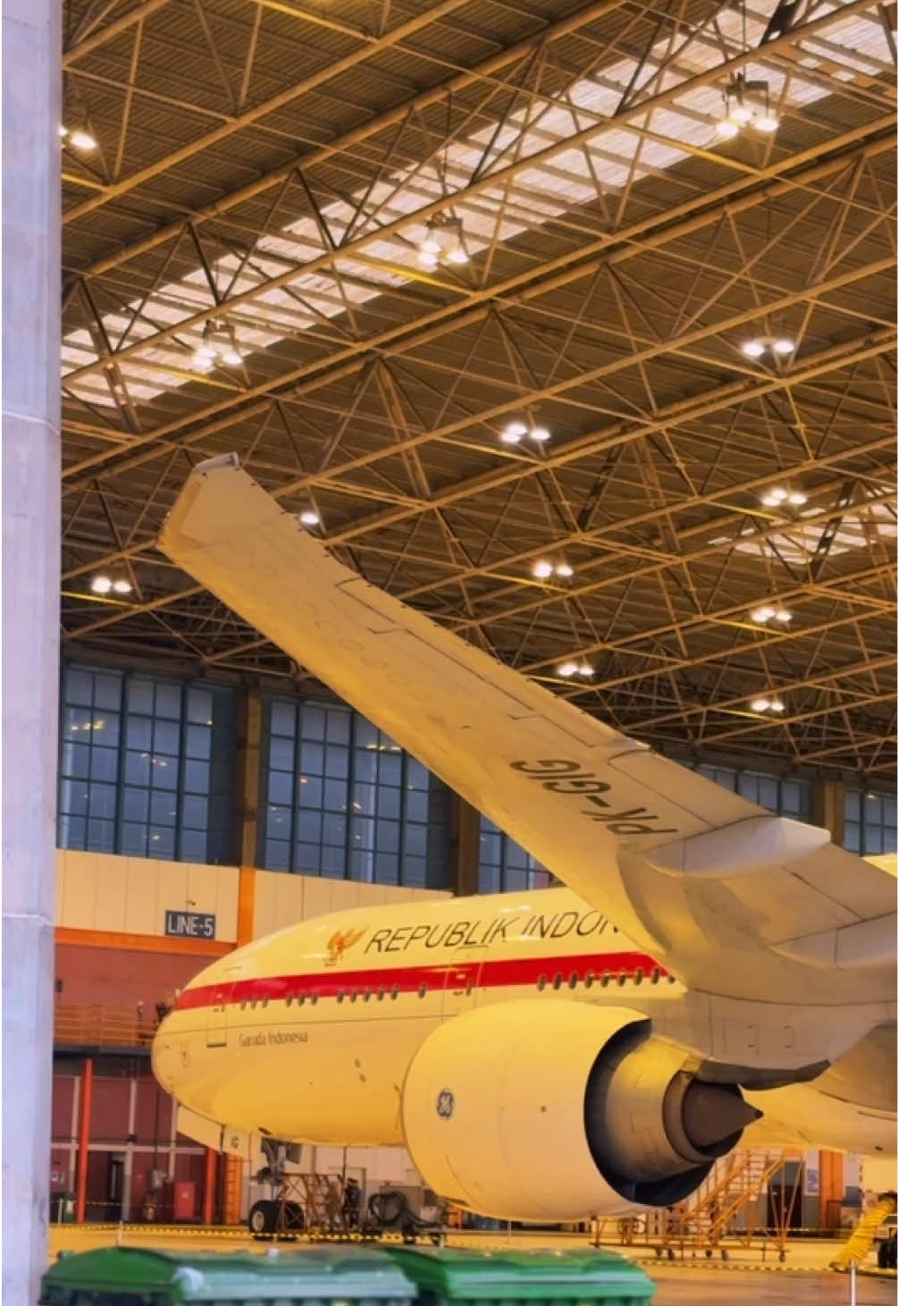 Jangan Kaget yaa kalo lihat livery ini, emang sekarang kembar jadi dua 😍 Cantik banget boeing 777-300ER Garuda Indonesia  pake livery gini. Salah satu kebanggaan warga Indonesia jika ketemu di Bandara luar negri 🥰 , ada yg bisa tebak registrasi nya apa aja ?  #boeing777 #boeinglovers #boeing777_300er #aircraft #aircraftspotting 