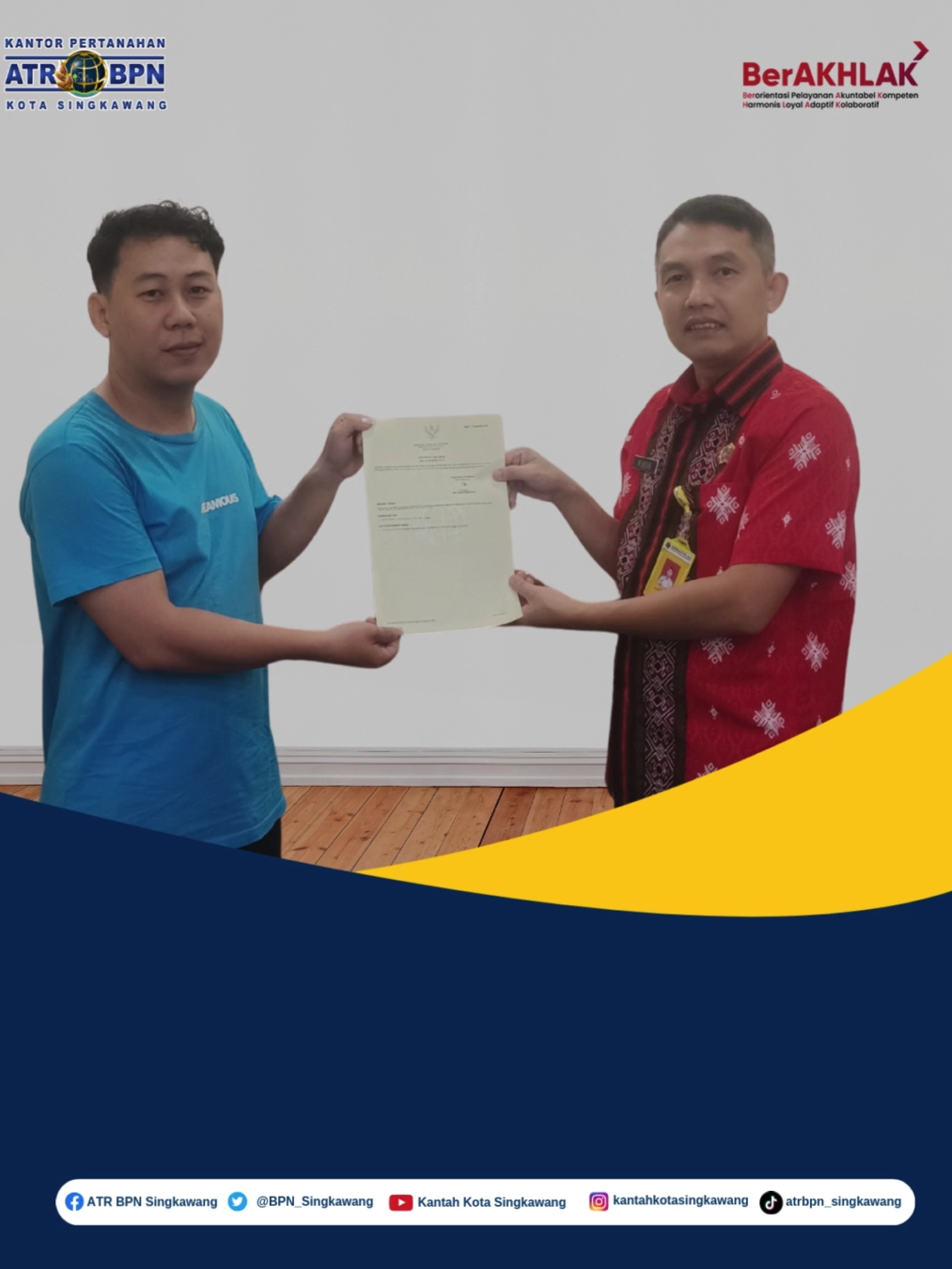 Penyerahan sertipikat elektronik kepada pemohon oleh Kepala Kantor Pertanahan Kota Singkawang. Kegiatan ini diberi nama 