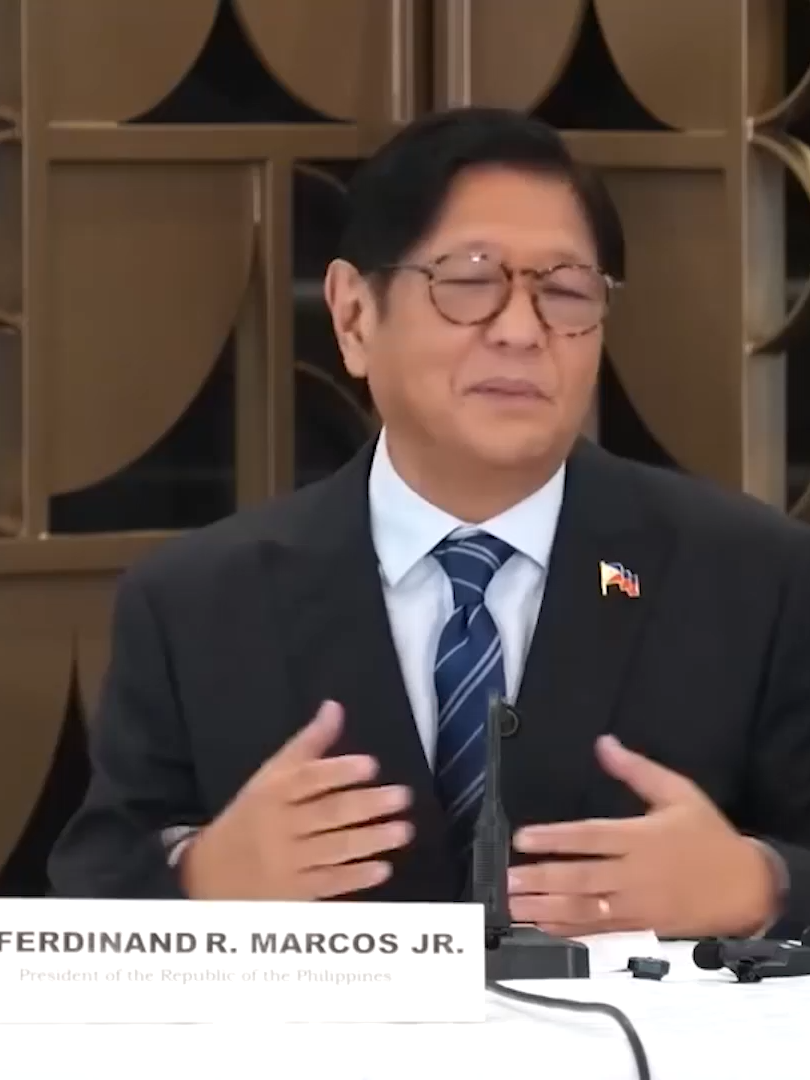 PBBM, HINDI NANINIWALA NA SANGKOT SI ROMUALDEZ SA FLOOD CONTROL ANOMALY! Giit ni Pangulong Ferdinand Marcos Jr., hindi siya kumbinsido sa paratang ng mag-asawang Discaya na dawit si House Speaker Martin Romualdez sa umano’y iregularidad sa flood control projects. Ayon sa Pangulo, marami na umanong nabiktima ng “name-dropping,” lalo na kapag mataas na opisyal ng gobyerno ang nadadamay. Kaya’t pinaalalahanan niya ang publiko na mag-ingat at huwag basta-basta maniniwala. Gayunpaman, tiniyak ng Pangulo na tinitingnan pa rin nila ang tamang batayan ukol sa mga akusasyon laban kay Romualdez. #bbm #tambaloslos