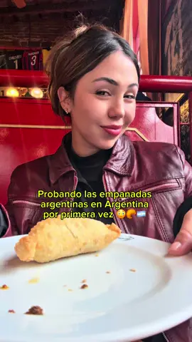 Probando las empanadas argentinas y argentina 😳🇦🇷  #fyp #empanadasargentinas #argentina #comida #parati 