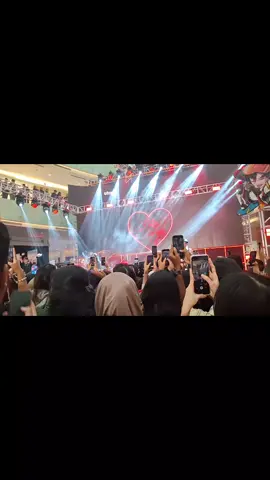 Utopia day 1 petcah...... kapan lagi konser di dalam mall ademmm gratis pula 🤭🤭🤭#utopiakonsersurabaya #miesedaapkonserciwo #comeseemie #utopiakerennnnn #konsergratismisedaapsby