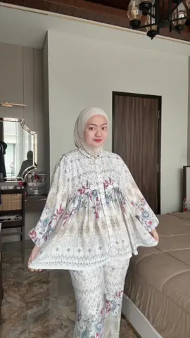 uuuuh cantiknya 😍😍 warna bajunya bikin kita jadi cerah yaa 🥰