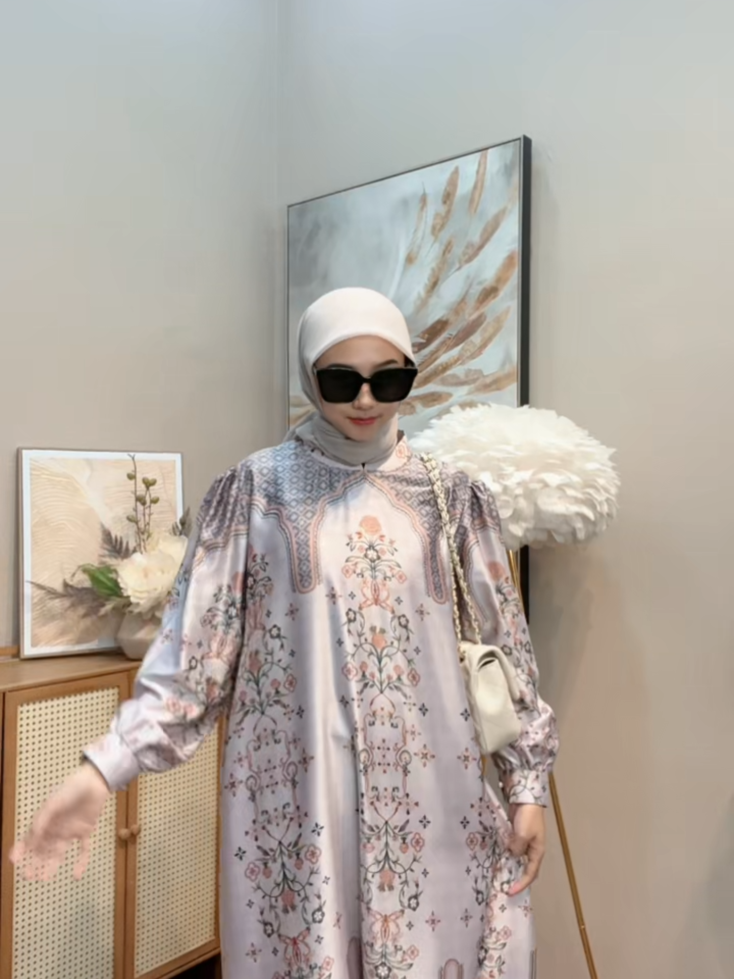 Tampil effortless dengan sentuhan kemewahan. Dress simple ini siap menemani momen spesialmu. 💫 #LuxuryInSimplicity