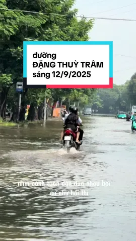 Nhờ trời cứ mưa tràn ướt làm phố tôi nay ngập lụt, khi lúc tan tầm người và xe nối nhau bơi trên đường… Đường Đặng Thuỳ Trâm sáng nay #dangthuytram #daihocvanlan 