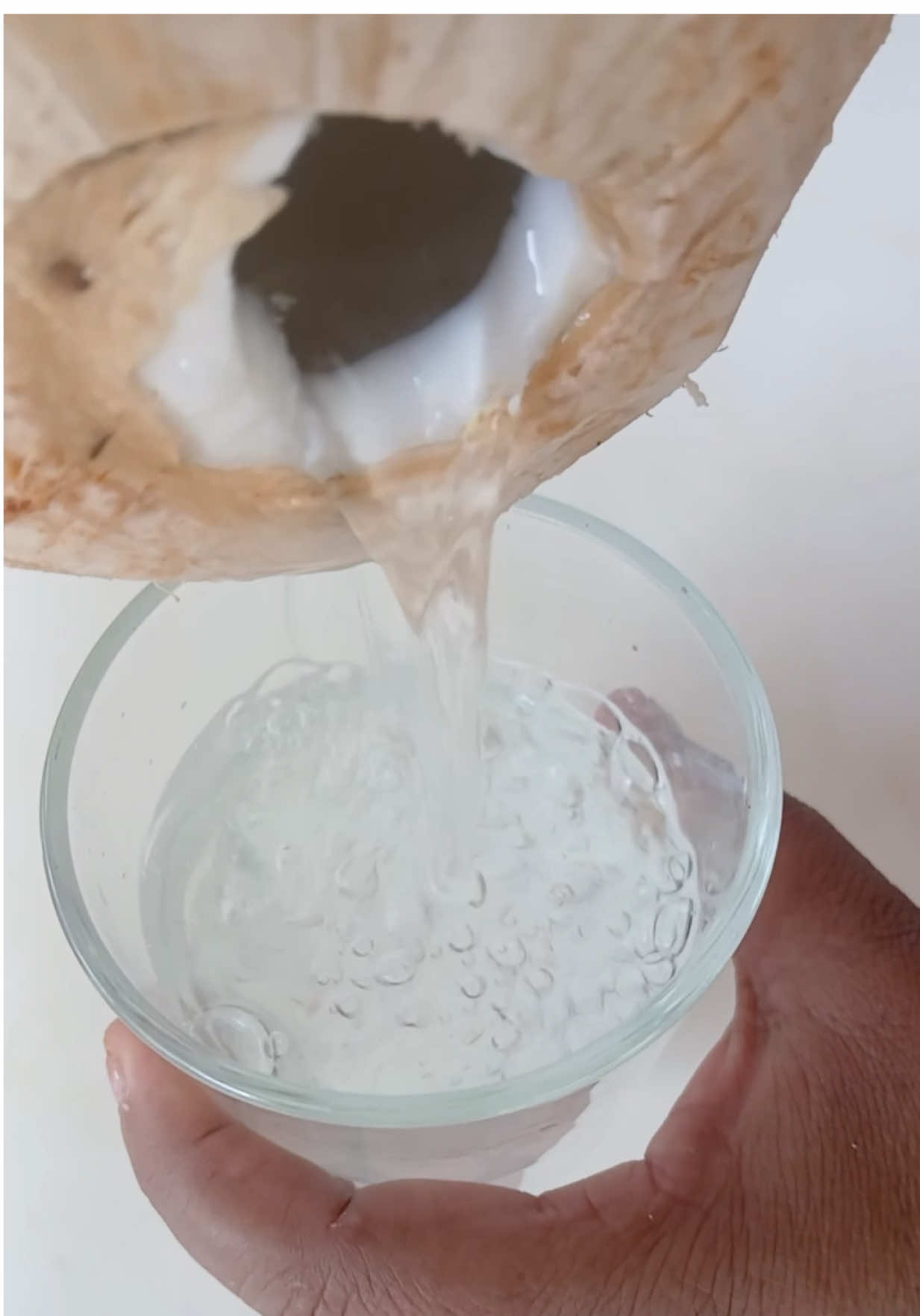Bebé agua de coco todas las mañanas 