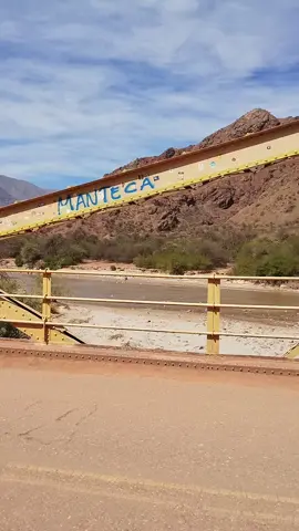 Yo quiero saber aquellos que salen de vacaciones a distintas partes del país en que momento piensan que dejando un mensaje en un monumento o un lugar donde se filmo una película....se les ocurre escribir dejar su nombre y su provincia....que culpa tiene el puente de Relato Salvaje o la garganta del diablo que dejan escrito...en Cordoba los agarraron a cuatro viejos y aca en Salta vuelven a lastimar la naturaleza...la próxima vez que armes un bolso no traigas un aerosol, trae más memoria en tu cámara y graba mas lindos videos que los autografos que van dejando....esto va para todos respeten los monumentos naturales...gracias