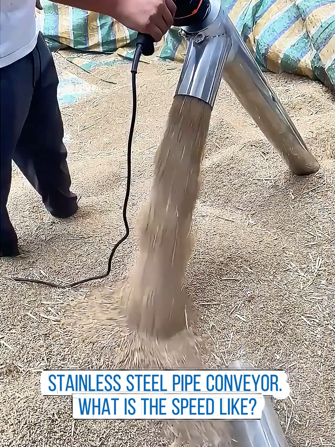 The stainless steel pipe conveyor conveys grain, the body is rust-resistant and corrosion-resistant, and the airtight transportation is anti-dust and pollution. It is suitable for a variety of grain types, smoothly transports and reduces losses, helps warehousing and processing, ensures clean grain, and improves transfer efficiency.#conveyor #conveyorbelt #Grainconveyor #loading #loader #grain