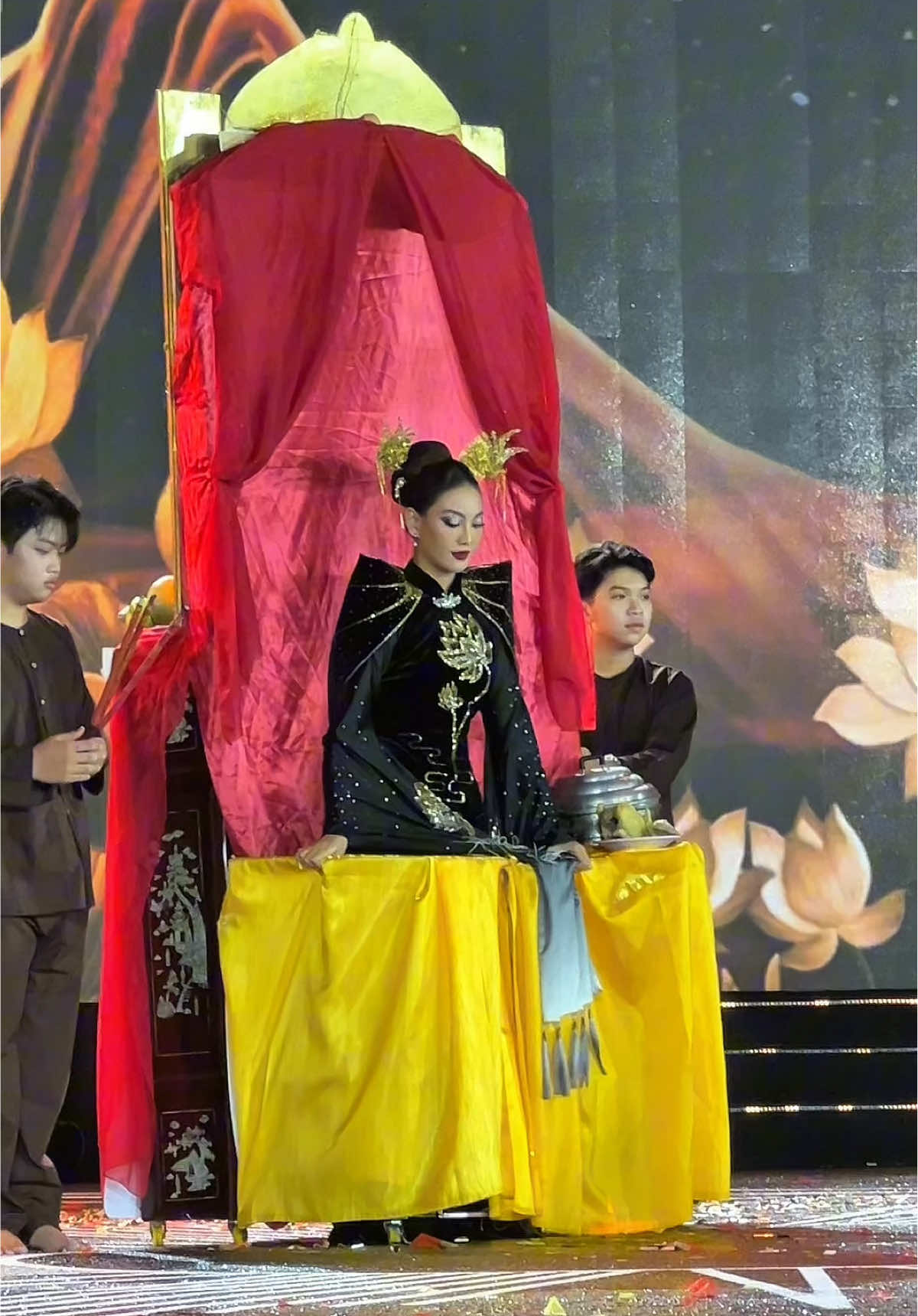 Thí sinh Nguyễn Thị Cẩm Hằng trong bộ trang phục Hương Khói Gia Tiên của NTK Trần Công Hậu tại buổi The Grand National Costume 2025 ✨#MissGrandVietnam2025 #Lachateauxmissgrand2025 #LaChateauhotel #LAURACOFFEE #NHATKIMANH 