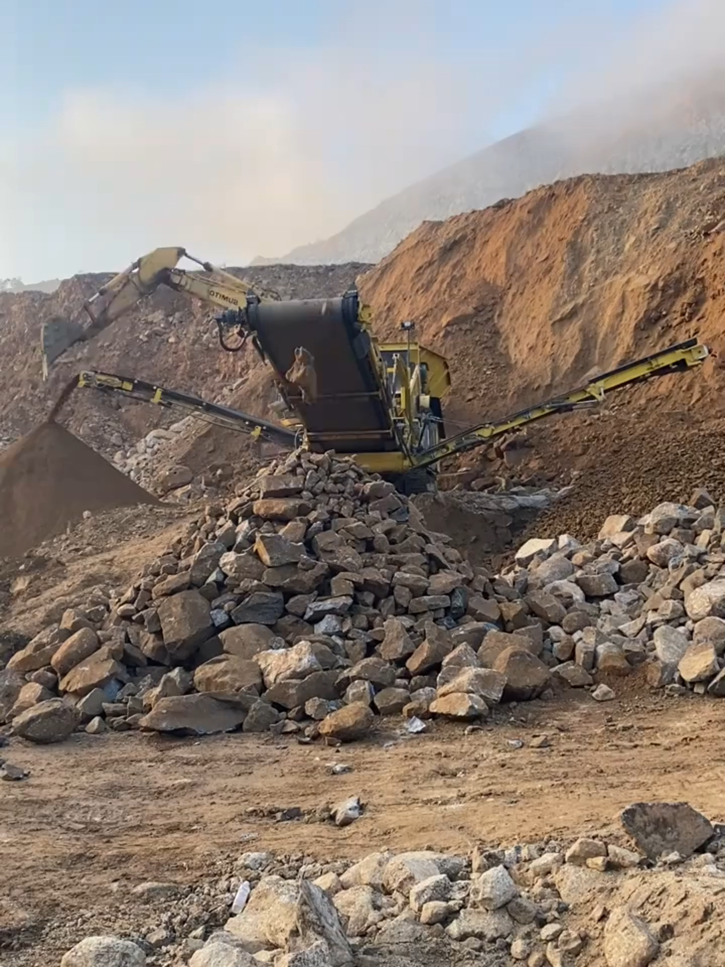 Crawler screening machine customer production site#vibratingsandscreeningmachine#vibratingsievingstonemachine #linearvibratingscreen #Feedscreen#stonescreeningmachine #stonemolecularsieve#stonesieve #Sandandgravelscreening #miningmachinery #miningmachines #Makassar #Bali #Kalimantan #Sumatra #NewGuineaIsland #Sulawesi #JavaIsland