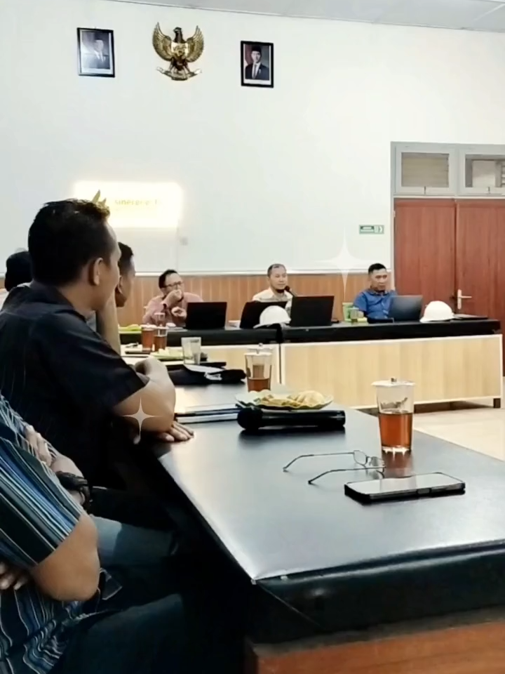 Hallo Sobat Manis SGN !! Musim giling 2025 telah selesai, saatnya tim Teknik dan Pengolahan melakukan evaluasi menyeluruh! Evaluasi ini menjadi momen penting untuk meninjau performa proses produksi, menemukan solusi atas tantangan yang ada, dan merancang perbaikan untuk musim giling yang akan datang. Bersama, kita terus bergerak menuju operasional yang lebih efisien, aman, dan berkualitas tinggi. #EvaluasiGiling2025 #TekpolPGSragi #PabrikGulaSragi #EfisiensiProses #pgsragi #sinergigulanusantara #holdingperkebunan #danantara @sinergigulanusantara