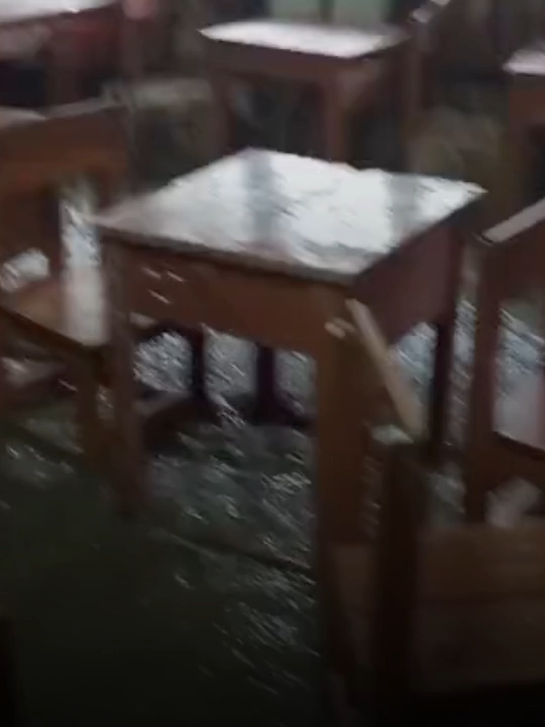 Banjir rendam Ponpes Al-Masthuriyah Sukabumi Diduga akibat proyek Tol Bocimi yang menyempitkan aliran air  Desa Cibolangkaler, Cisaat – 7 rumah & fasilitas pesantren terendam hingga 50 cm.  Warga minta solusi & normalisasi saluran segera. #Sukabumi #Banjir #TolBocimi #BeritauSukabumi #InfoTerkini