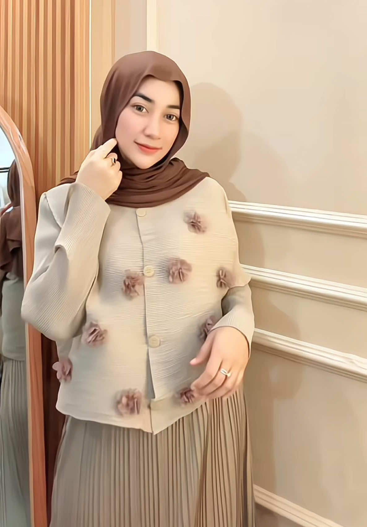 Cardy nya cantik sekaliiii 🤎  #cardigan #outer #ootdhijab #jaket 