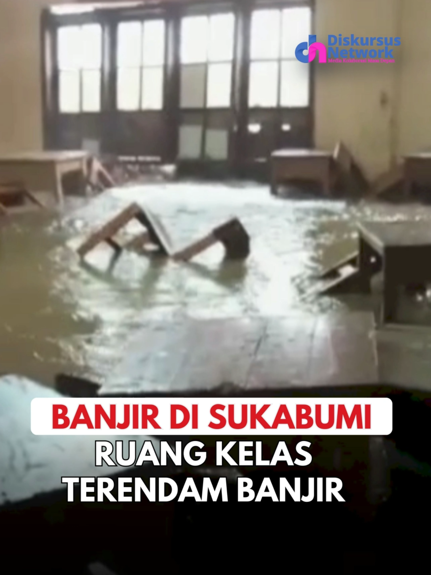 Ruang kelas MTs Al Masthuriyah yang berada di Kampung Tipar, Desa Cibolangkaler, Kecamatan Cisaat, Kabupaten Sukabumi, Jawa Barat, terendam banjir pada Kamis (11/9) siang. Tidak hanya ruang kelas, laboratorium komputer serta ruang guru mengalami kerusakan akibat kejadian tersebut. Menurut keterangan warga, banjir disebabkan penyempitan saluran air royek pembangunan Tol Bocimi (Bogor-Ciawi-Sukabumi). #BanjirSukabumi #Sukabumi #Cisaat #Cibolangkaler #JawaBarat