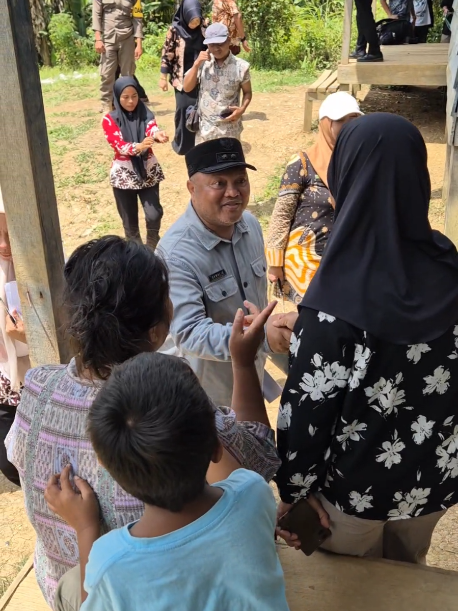 Pemerintah Kabupaten Berau berupaya dalam percepatan pembangunan sekolah di KAT Sei Maning, Kampung Birang. Hal itu sebagai bentuk keseriusan pemerintah dalam mendukung peningkatan kualitas dan layanan pendidikan. Hal itu ditegaskan Wakil Bupati Berau, Gamalis usai meninjau sekolah filial di KAT Sei Maning, Kamis (11/9/2025). Di lokasi ia melihat kondisi kelas yang menjadi aktivitas belajar dan mengajar. Kondisi ini dinilai tidak memadai karena ruang belajar yang digunakan masih meminjam rumah warga. Ada tiga rumah yang dipergunakan sebagai ruang kelas. Untuk satu rumah dibagi menjadi dua kelas. Dengan total murid yang ada di sana sebanyak 52. #wakilbupatiberau #ketuadpwpppkaltim #sekolah #beraubisa    #fyppppppppppppppppppppppp 
