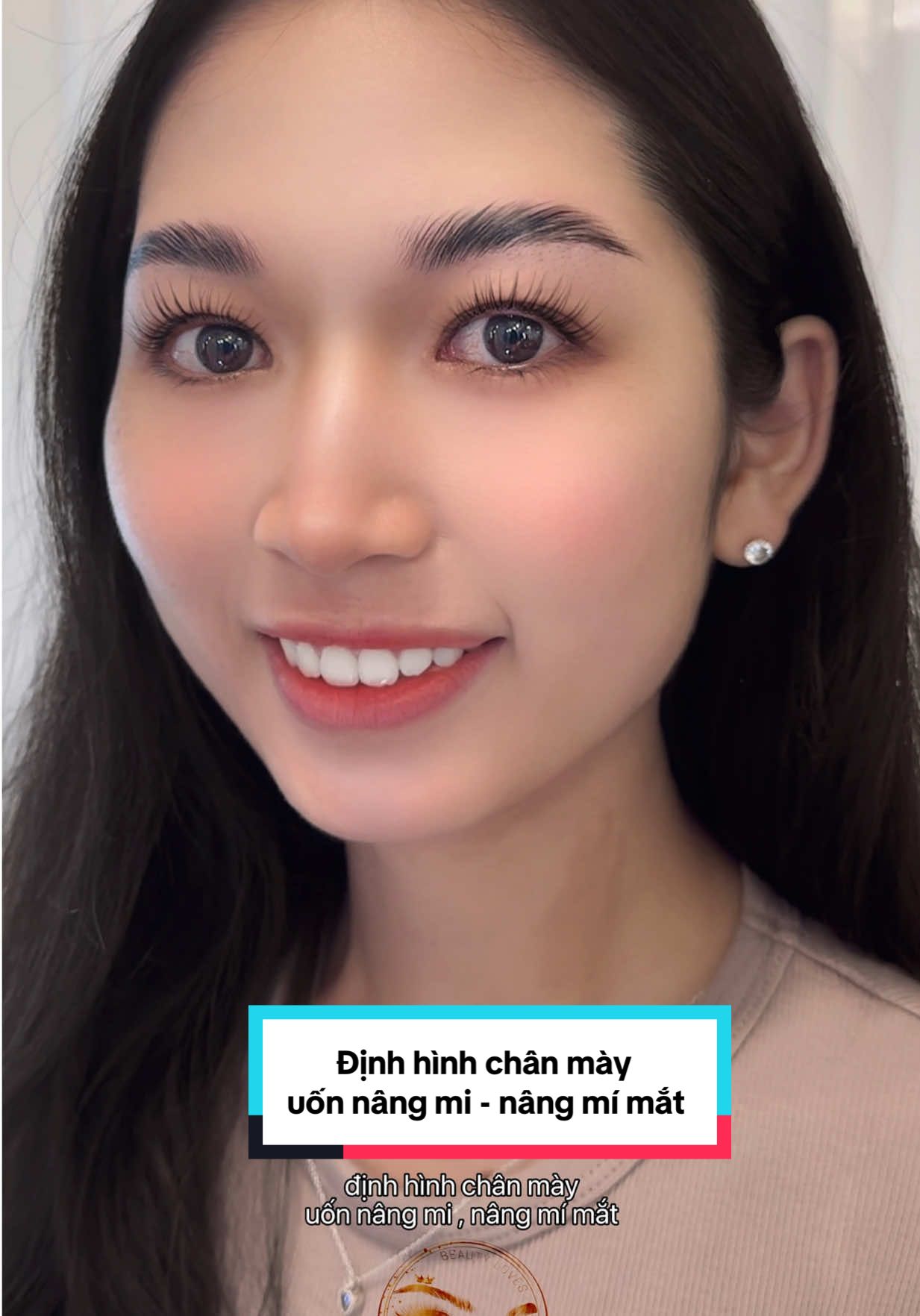 Uốn nâng mi – Định hình chân mày by 𝗧𝗪𝗤 𝗧𝗪𝗜𝗡𝗦 Nâng mí mắt giúp mắt to & đẹp hơn, để tầm nhìn sáng & rộng hơn , lông mi siêu đẹp thật 💯 😍 Thank you for choosing 𝗧𝗪𝗤 𝗧𝗪𝗜𝗡𝗦 ❤️ Your trust means the world to us. We’re honored to be part of your beauty journey 🫶🏻 ✨ Trung Thu đang đến gần, đây là lúc nàng nâng cấp nhan sắc để rạng ngời dưới ánh trăng tròn ✨ Đôi mi cong tự nhiên – chân mày slay sắc nét chính là “vũ khí bí mật” giúp gương mặt bừng sáng, cuốn hút trong từng khung hình 🌕🍂 💖 Khách iu xem clip là hiểu ngay: mi mày làm xong đẹp – sang – cuốn hút, ai nhìn cũng khen & xin info tiệm á hihi  💌 Book lịch liền tay để có diện mạo hoàn hảo đón Trung Thu nhen💃 ——— 💋 Book here: 𝗧𝗪𝗤 𝗧𝗪𝗜𝗡𝗦 – Brow By Sisters 📍 CN1 : 46 Đinh Tiên Hoàng, Q1 📍 CN2 : 341/19/125 Khuông Việt, Tân Phú 📞 0901.803.013 #TwQTwins #UốnMi  #ĐịnhHìnhChânMày #lashliftandtint 