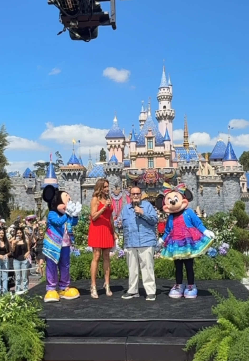Fun day at the office 💄✨ Glamming @liliestefan with a little pixie dust at Disneyland 🏰💫🧚🏽  #glowbysusie #disneyland70 #magicmoments #behindthescenes #disneymagic   