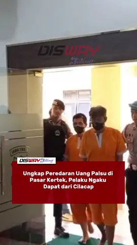 Jajaran Polres Wonosobo berhasil mengungkap kasus peredaran uang palsu yang terjadi di Pasar Kertek pada awal September 2025. Dua orang pelaku berhasil ditangkap dalam peredaran uang palsu ini. Dua pelaku tersebut ialah SU (47) warga Desa Sendangsari, Kecamatan Garung, Kabupaten Wonosobo dan BW (50) warga Kelurahan Donan, Kecamatan Cilacap Tengah, Kabupaten Cilacap. Video: Aris Sunandar/diswayjateng Baca berita seengkapnya di diswayjateng.com  #beritaterkini #beritaviral #beritahariini #beritatiktok  #diswayjateng #disway #fyp 