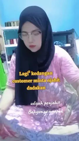 Jadi penjahit harus bisa melayani customer dengan baik dan dengan hasil yang memuaskan,yang penting kita di sini harus bisa mengatur waktu.salam satu jarum buat yg seprofesi,dan salam sehat selalu tuk semua yang baca. #penjahitrumahan #njahitdadakan #harusbisaaturwaktu #kreativitasseharihari #udiyahpenjahit 