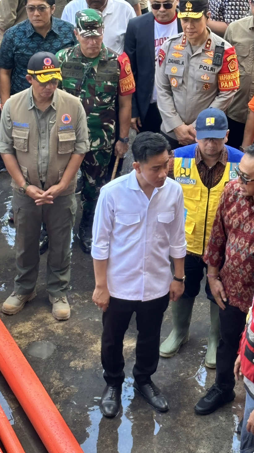 kunjungan Wapres RI Gibran ke lokasi bencana banjir Pasar Badung Denpasar Bali #gibran #gibranrakabuming #gibranrakabumingraka #fyp #banjirbali #balibanjir #videobanjirviral #videoviral 