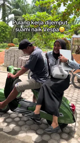 Respon rekan kerja saat dijemput baik vespa 🤣 #vespa #vespaindonesia #vespasprint  #suamiistri #gurumuda 
