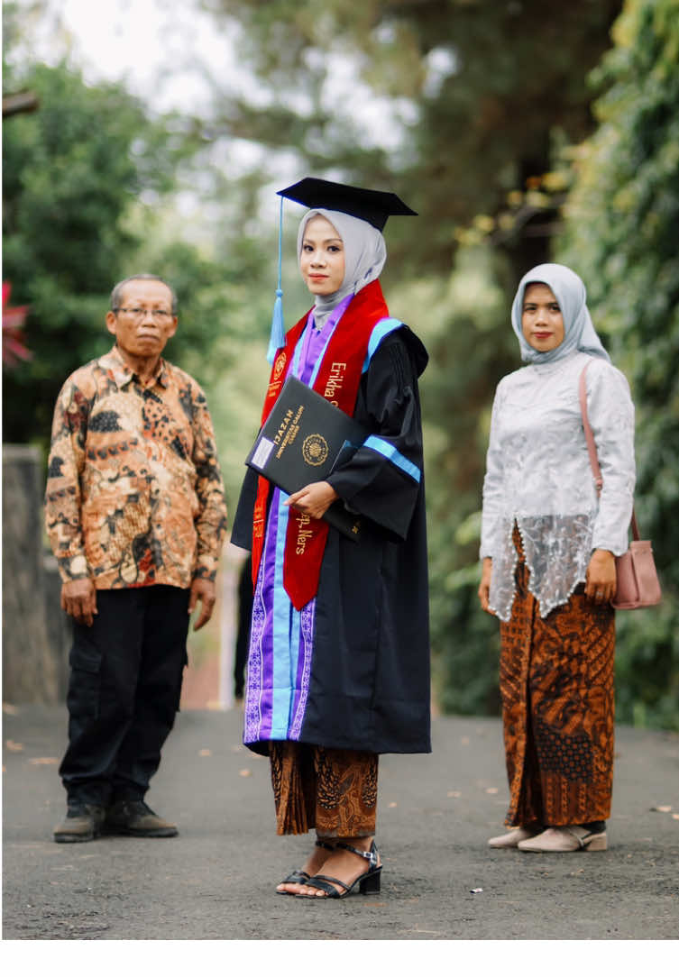 Di kampus juga baguss ga sii? #fotograferciamis #fotograferwisudaciamis #fotowisudaciamis #fotowisudaunigal #wisudaunigal 