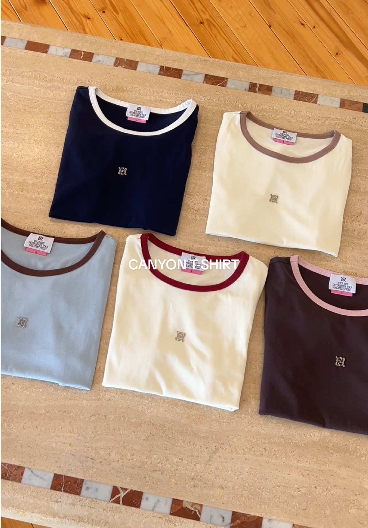 Canyon T-shirt 📽️🧭 เสื้อยืดทรงพอดีตัว ผ้านุ่มใส่สบาย ทรงสวย ดีเทลสีคอเสื้อและแขนเสื้อทูโทน พร้อมดีเทลอะไหล่กลางอก ใส่สบาย ผ้าดีมาก #chuuchop #chuugirls #เสื้อยืด #tshirt #เสื้อยืดพอดีตัว 