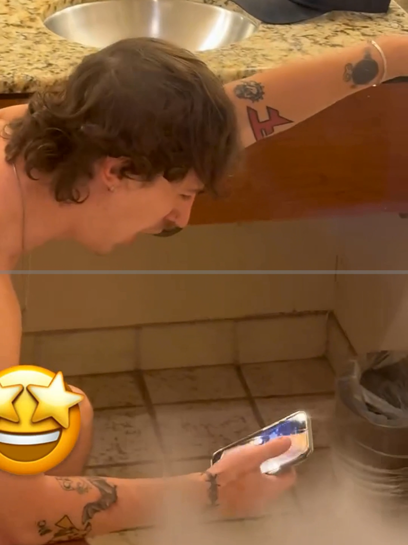 my bro is weird doing poop lol #roobet #play #games #poop 