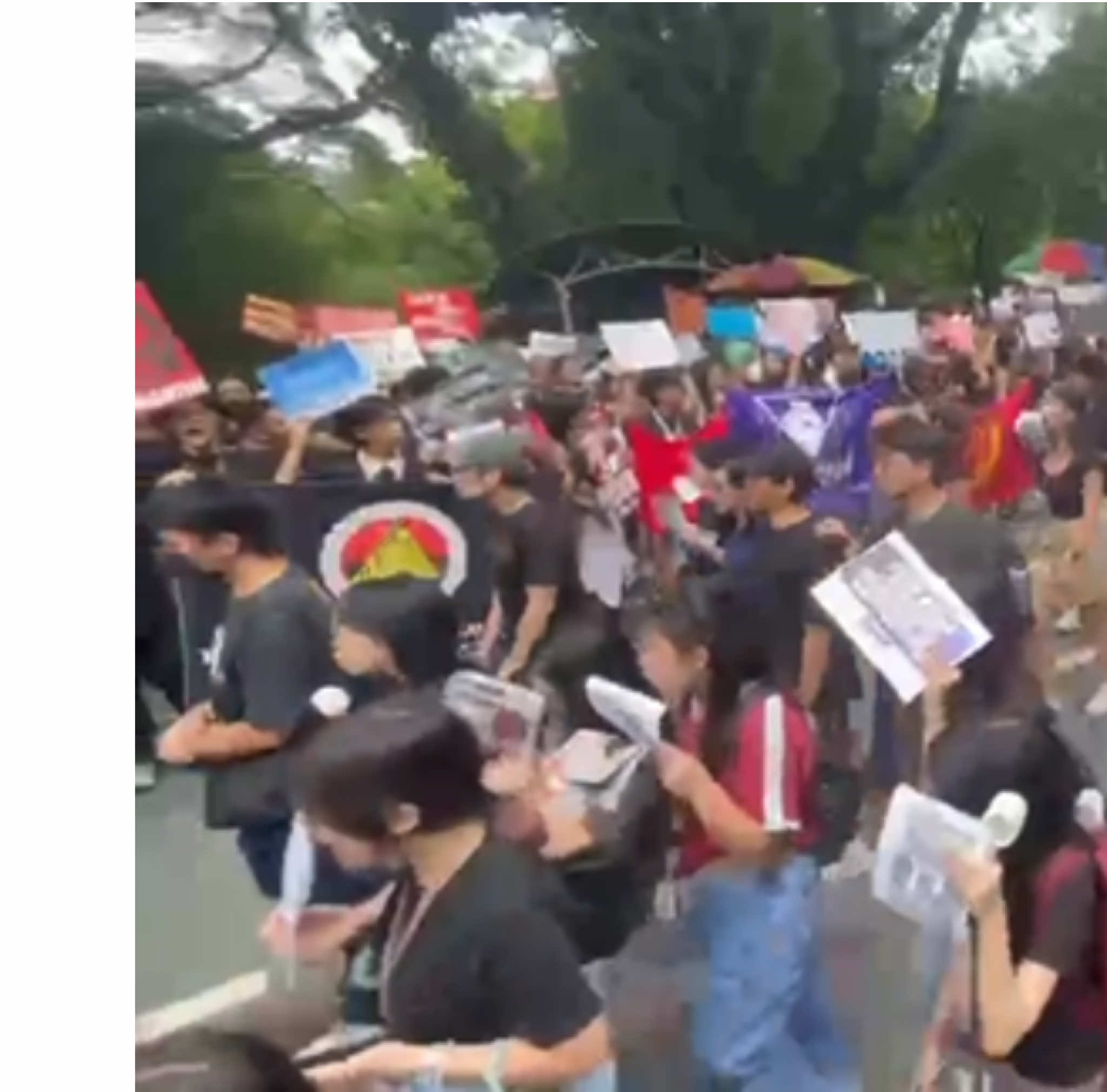 Thousands of students and employees of the University of the Philippines in Diliman, Quezon City, walked out of their classes and offices to gather and denounce massive government corruption during the Black Friday protest. (Video by Miguel De Guzman/The Philippine STAR) #philippinestar #newsph #SocialNewsPH 