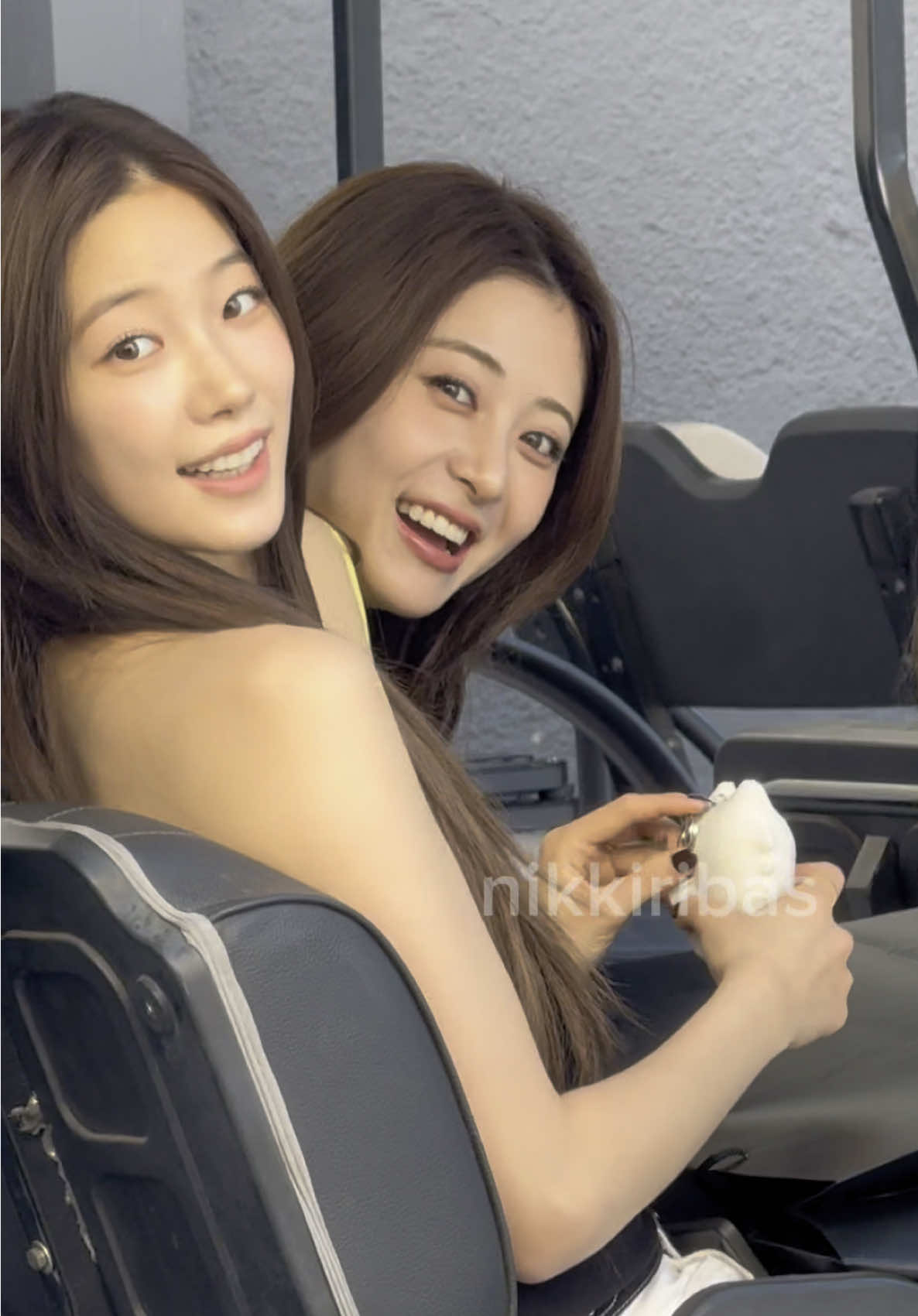 I was too flustered by how pretty Kazuha and Yunjin were that I accidentally asked her to come to my wedding on the wrong day 😭😭😭  #yunjin #kazuha #lesserafim  #popup #easycrazyhot @LE SSERAFIM 