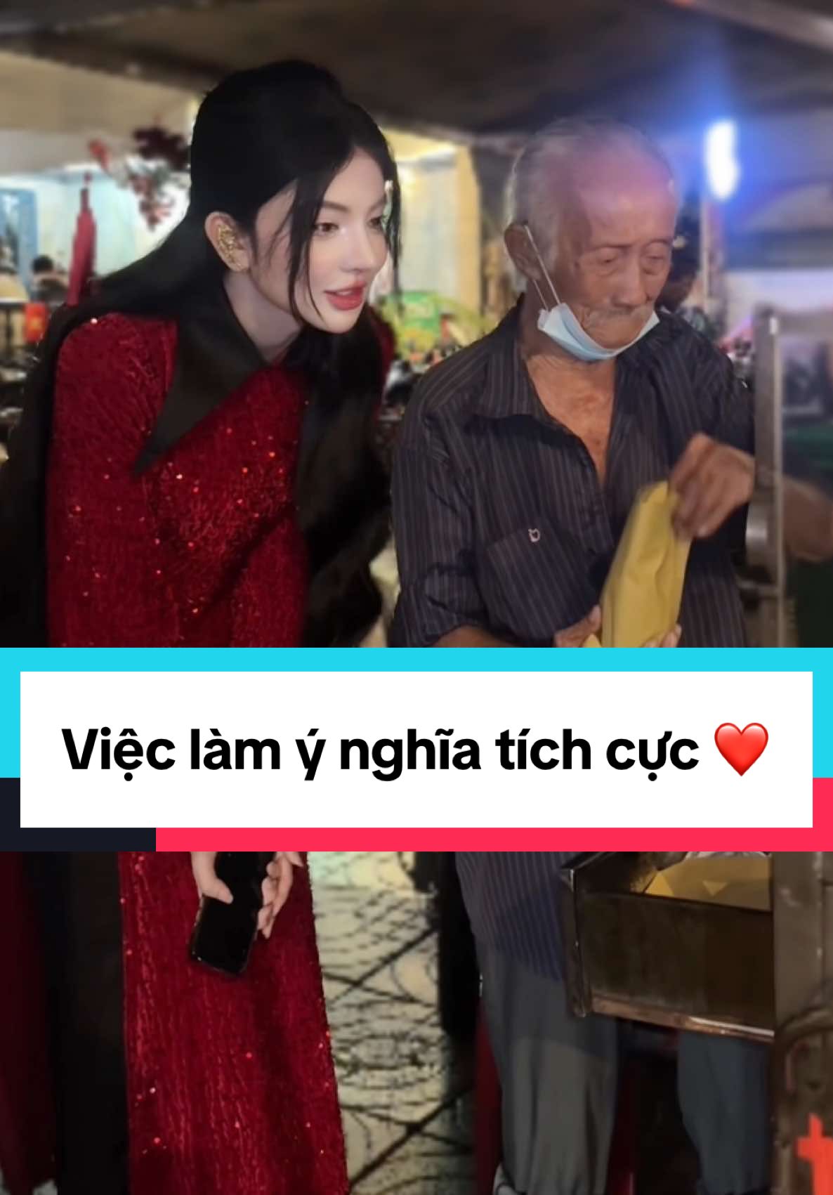 📌 Sau khi đi Miss grand đêm hôm qua về, trên đường về mia có thấy chú bán bánh bao giữa trời mưa lâm râm . Dáng vẻ chú ngồi chờ khách tới mua bánh giữa trời mưa lạnh thế này 😢. Mia cảm thấy rất thương cho chú. Nên quyết định ủng hộ số bánh bao trên xe hàng của chú để chú có thể về nghỉ ngơi sớm để tránh bị cảm vì đứng ngoài trời mưa lạnh lẽo như v 🥹🥹 Mong mn sẽ biết và tới ủng hộ chú nhoa ☺️💖