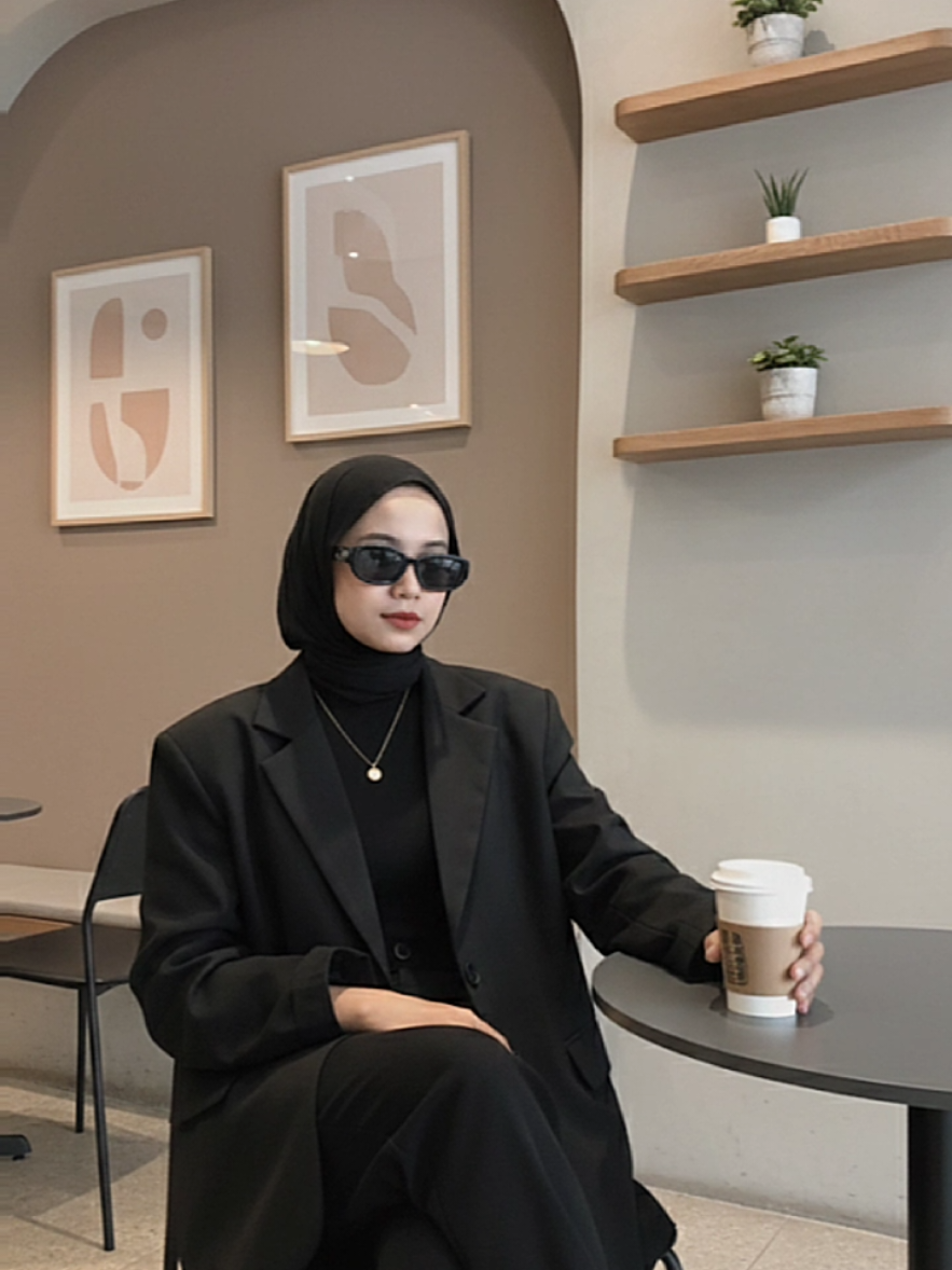caranya gını geyss: 1.buka apk gemini ai, yg blum download ada yah di playstore 2.masukin fotonya 3.ketik prompt nya: - edit foto itu menjadi duduk santai di dalam cafe bergaya modern dengan dinding estetik. ia mengenakan outfit serba hitam: blazer oversize, dan celana panjang. berhijab, memakai kacamata hitam, dan memegang secangkir take-away. #pionertemplat #capcut #miniatur #geminiai#trendingtiktok 