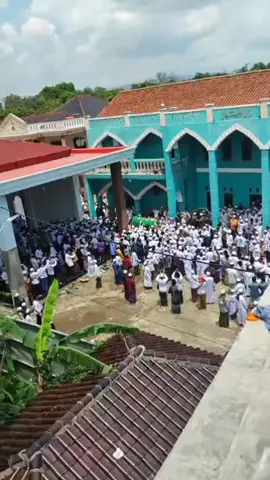 Pemakaman Abuya Al Habib Sholeh Bin Ali Al Attas.. . #rabithahalawiyah  #tegalberduka 