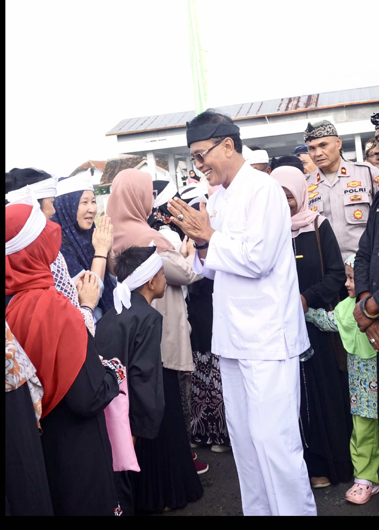 ✨ Melestarikan Tradisi Merlawuh ✨ Disbudpora Ciamis menghadiri Ritual Adat Merlawuh di Situs Kabuyutan Gandoang, Desa Wanasigra, Kecamatan Sindangkasih. Acara diawali dengan tawasulan di makam para leluhur Gandoang, kemudian dilanjutkan dengan botram bersama masyarakat. 🍃🤝 Bupati Ciamis berpesan agar tradisi ini terus dilaksanakan setiap tahun dan senantiasa dilestarikan. 🌿🙏 #Ciamis #Disbudpora #Budaya #Tradisi #Merlawuh @Pemkab Ciamis @Dispar Ciamis @BP2D Kabupaten Ciamis @Disparbud Provinsi Jawa Barat 