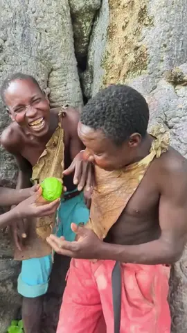 Hadzabe brothers try a new fruit for the first time 🤤#hadzabe #foyou #fpy #africantribe #bushlife 