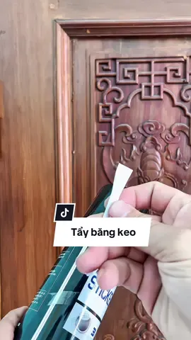Vệ sinh vết băng keo và nhựa đường Dchem an toàn không ảnh hưởng đến bề mặt. #taybangkeo #taybangdinh #taynhuaduongoto 