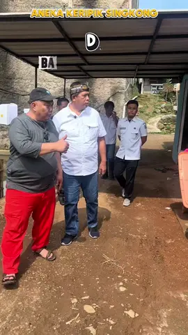 Mengunjungi UMKM Pabrik Keripik Singkong D’isabela milik Bapak H. Diat Hadiat di Desa Cimaung, Ayo wargi kalau ada yg mau pesan bisa langsung ke tempat Bapak nya di Kp Rancasalak RT 02/07 Desa Cimaung #supportumkm #umkm #keripikcimaung #umkmcimaung #pabrikkeripik @Kang DS (Bupati Bandung) 