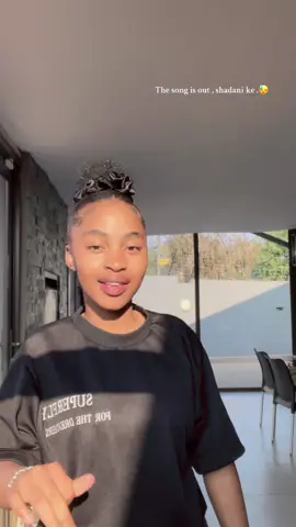 I want to get invited to a wedding hle .😓