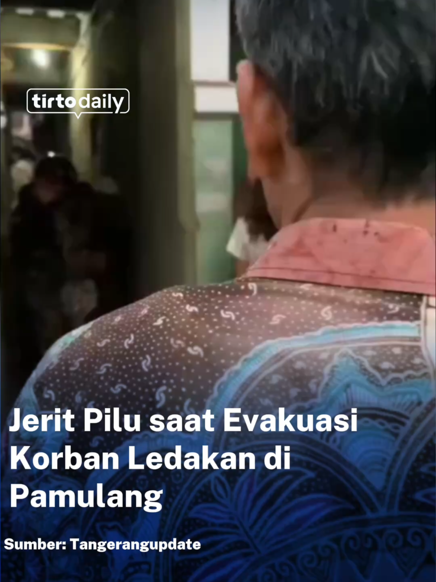 Suasana pagi di Jalan Talas II, Pondok Cabe Ilir, Kecamatan Pamulang, Kota Tangerang Selatan (Tangsel), mendadak mencekam setelah terjadi ledakan keras pada Jumat (12/9/2025) pukul 05.15 WIB. Dentuman itu terdengar hingga ratusan meter dan membuat warga panik keluar rumah. Agung Iyartono (62), salah satu warga, mengatakan getaran akibat ledakan sampai terasa ke dalam rumahnya. “Suara ledakan sangat keras, sekitar jam 5 pagi lebih sedikit. Rumah ikut bergetar, warga langsung ramai-ramai keluar,” ungkap Agung. Ketua RT 03/02 Pondok Cabe Ilir, Masturo, mengungkapkan sedikitnya tiga rumah warga rusak parah sementara sekitar sepuluh rumah lainnya mengalami kerusakan ringan di beberapa bagian. Ledakan juga menimbulkan korban jiwa non-fatal. Tujuh orang dilaporkan luka-luka, termasuk seorang balita. “Balita kondisinya sudah lebih stabil, tapi ada satu warga bernama Pak Agus yang mengalami luka cukup serius, mirip luka bakar,” kata Masturo. Para korban telah dirujuk ke RS Sari Asih Ciputat dan RS Hermina untuk penanganan lebih lanjut. Sampai berita ini diturunkan, penyebab pasti ledakan belum dapat dipastikan. Warga menduga berasal dari tabung gas atau tangki, sementara tim kepolisian bersama BPBD Tangsel masih melakukan olah tempat kejadian perkara. #KolaborasiJangkarByTirto #tangerang #tangerangselatan
