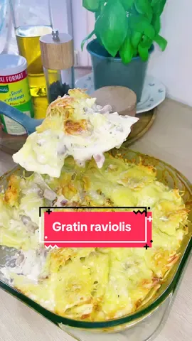 Gratin de raviolis  Ingrédients : * Raviolis frais * Oignons  * Lardons  * Crème liquide * Fromage râpé  * Poivre * Secret d’arôme  Cuisson au four 180degres 20min environ  #fouryou #pourtoii #fouryourpage #recette #recettefacile 