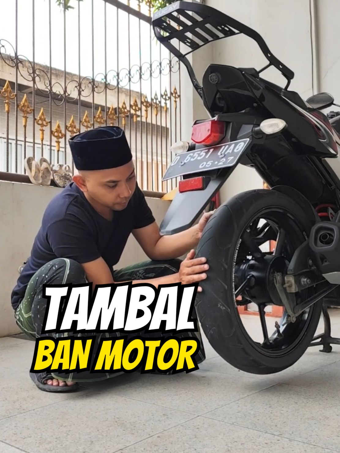 Tambal ban motor yang bocor menggunakan cairan anti ranjau di motor Yamaha Byson. Saat ban motor Yamaha Byson ini kempes, saya pakai motor suzuki GSX R150 sebagai penggantinya untuk pemakaian harian. Dan bagi bapak-bapak seperti saya, karakter berkendara Suzuki GSX bikin pegel. Makanya saya cepat-cepat perbaiki si Byson. Berhubung kebocorannya di bekas tambalan, jadinya saya pakai cairan anti bocor di ban tubelesnya. Sebab menurut orang, bocor di bekas tambalan gak bisa ditambal lagi. Dan setelah saya coba cairan anti ranjau ini, alhamdulilah berhasil. Bocornya ketutup lagi. Dan motor sekarang sudah bisa saya gunakan lagi. #banbocor #tambalban #cairanantibocor  #bysonmodifikasi #gsxr150