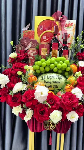 Dạm Ngõ + Hoa tone đỏ nhà e . Mùa đỏ luôn là màu đc yêu thích và e cũng thích 🥰🥰🥰