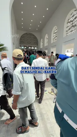 Day 1 Jumatan di Masjid Al-Bakrie
