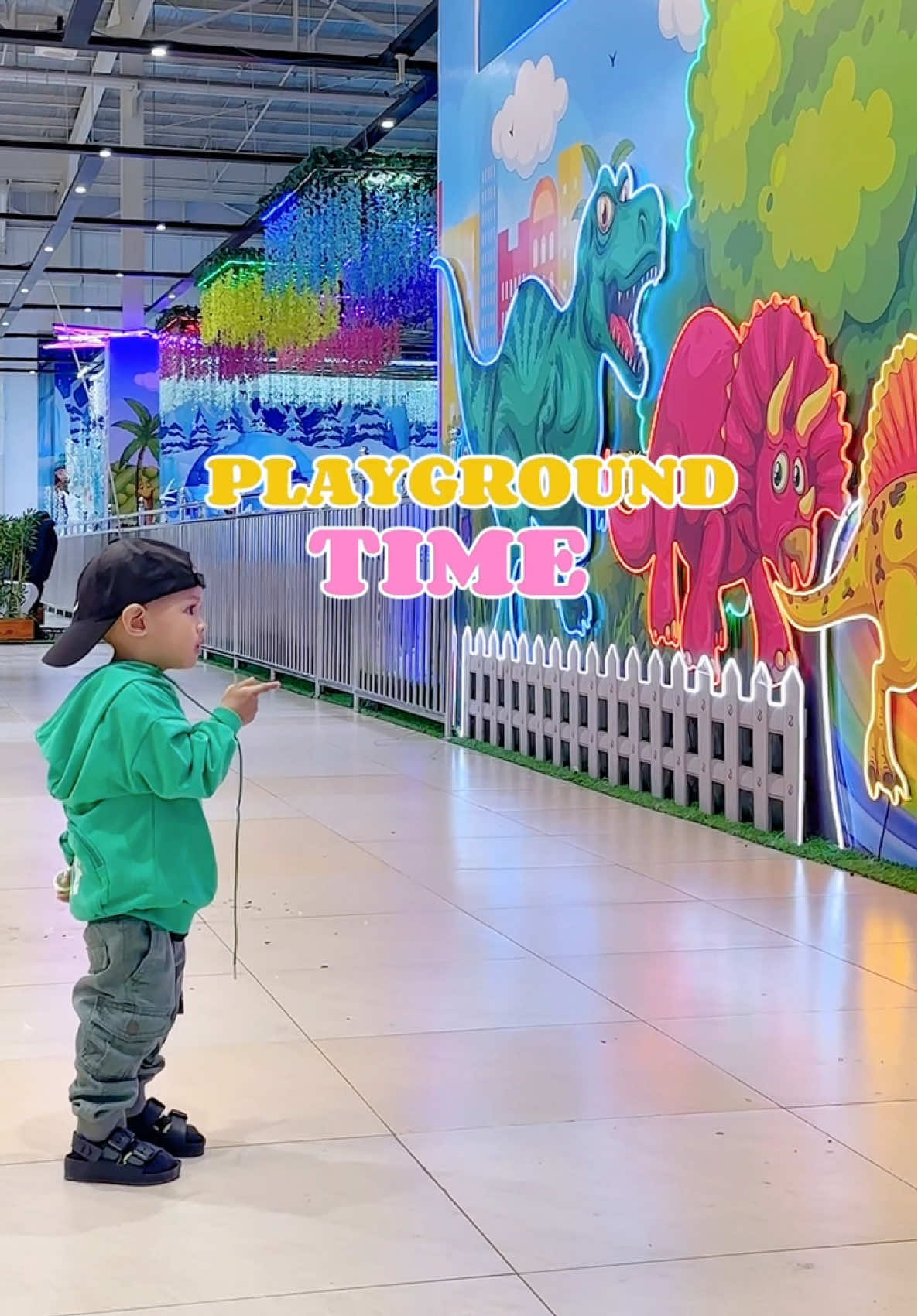 Serunya main bareng keluarga di playground 🤩 momen simple tapi bahagia banget! ❤️ #Playground #FamilyTime #happyvibes #qualitytime #fyp 